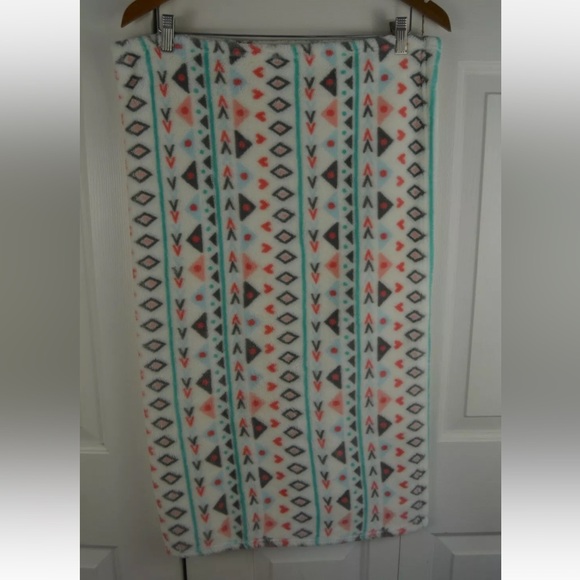 Baby Gear Triangle Geometric Arrow Hearts Baby Blanket Pink White Gray Aqua Blue - Picture 4 of 7